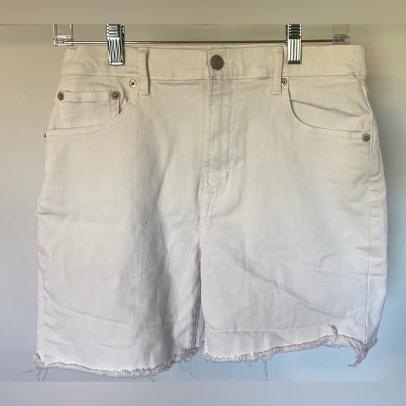 GAP - Super cute and comfy raw edge white denim 5 pocket shorts. Size 28T. - Picture 4 of 10